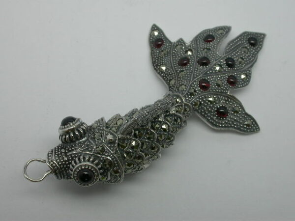 925 SILVER ARTICULATED GOLDFISH PENDANT WITH MARCASITE AND GARNET