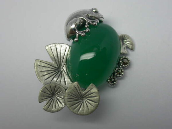 SILVER 925 FROG IN A POND BROOCH WITH GREEN AGATE AND MARCASITE