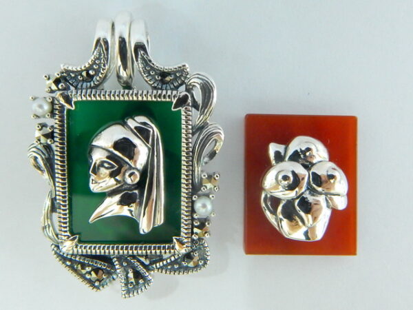 Girl with a Pearl Earring Portrait Pendant with Interchangeable Stones